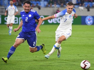 Lukáš Haraslín (vpravo) a vľavo Ivan Pirla (Paraguaj) v prípravnom zápase Slovensko - Paraguaj.