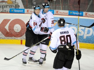 Joona Jääskeläinen, Jordan Hickmott a Tomáš Hrnka z HC ´05 iClinic Banská Bystrica sa radujú z gólu.