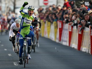 Peter Sagan sa teší z prvého víťazstva medzi profesionálmi. Získal ho v tretej etape pretekov Paríž - Nice 2010. 
