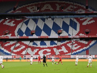 Inokedy býva štadión plný fanúšikv. Takto to vyzeralo na zápase nemeckej futbalovej bundesligy Bayern Mníchov - Eintracht Frankfurt.