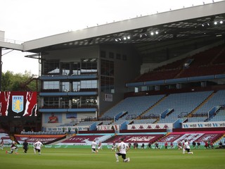 Na snímke hráči oboch mužstiev pokľakli na štadióne Villa Park v Birminghame pred dohrávaným zápasom 28. kola anglickej futbalovej Premier League Aston Villa - Sheffield United.