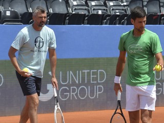Tréner Goran Ivaniševič (vľavo) a Novak Djokovič počas tréningu na turnaji Adria Tour v Zadare.