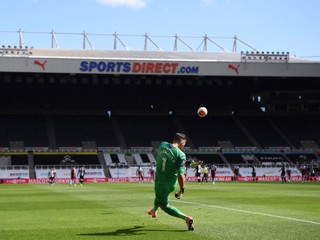 Martin Dúbravka v zápase Newcastle United - West Ham United.