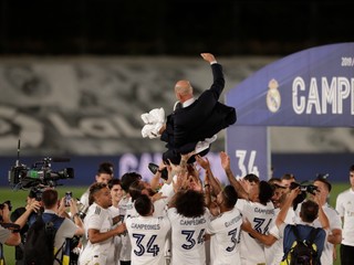 Real Madrid oslavuje zisk titulu, vo vzduchu nad hlavami hráčov tréner Zinedine Zidane.