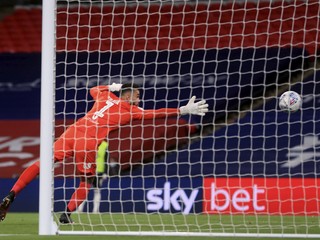 David Raya dostáva gól v zápase Fulham - Brentford.