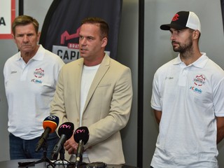 Zľava tréner Rostislav Čada, Dušan Pašek a Dávid Buc z Bratislava Capitals.