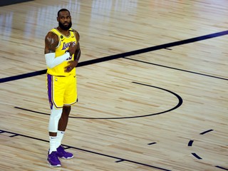 LeBron James v drese Los Angeles Lakers.