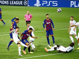 Obranca Clement Lenglet dáva hlavou prvý gól Barcelony, na trávniku leží Koulibaly. 