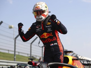 Verstappen pokoril Mercedes a oslavuje víťazstvo na Silverstone