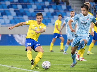 Na snímke vpravo Dávid Strelec (Slovan) a vľavo Martin Kolesár (Michalovce).