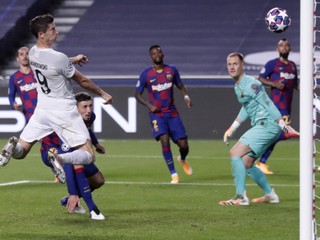 Robert Lewandowski strieľa gól v zápase FC Barcelona - Bayern Mníchov.