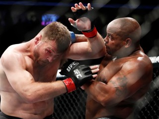 Momentka zo zápasu Miocic - Cormier.