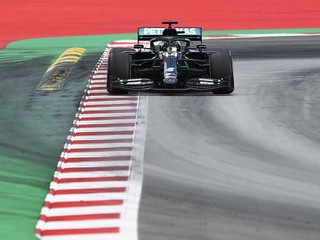 Lewis Hamilton prišiel do cieľa s veľkým náskokom.
