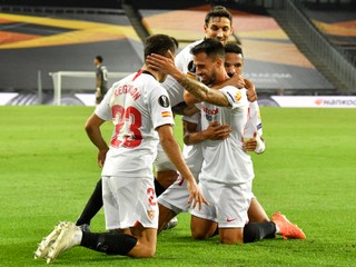 Futbalisti FC Sevilla sa radujú z gólu.