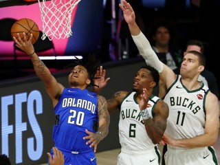 Hráči Milwaukee nečakane prehrali prvý zápas play off NBA. 