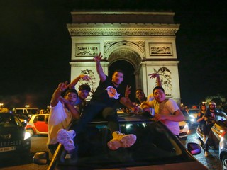 Fanúšikovia oslavujú postup futbalistov PSG v uliciach Paríža.