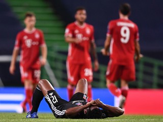 Smutný Thiago Mendes z Olympique Lyon a v pozadí hráči Bayernu Mníchov.