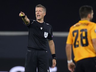 Daniele Orsato počas štvrťfinále Európskej ligy.