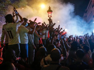Fanúšikovia PSG v uliciach Paríža po postupe do finále Ligy majstrov.