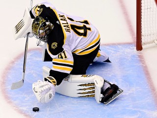 Jaroslav Halák v bráne Bostonu Bruins.