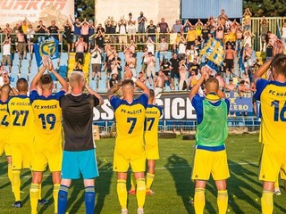 Ďakovačka futbalistov FC Košice s fanúšikmi po zápase s Púchovom. Na zemi pod sektorom vidno pneumatiky.