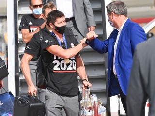 Futbalistov Bayernu Mníchov privítal na letisku bavorský premiér Markus Söder.