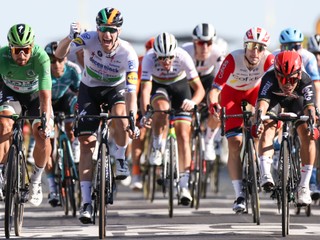 Sam Bennett sa teší z triumfu v 10. etape na Tour de France 2020, Peter Sagan úplne vľavo.