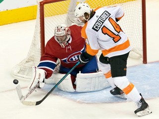 Útočník Sean Couturier a brankár Carey Price v akcii