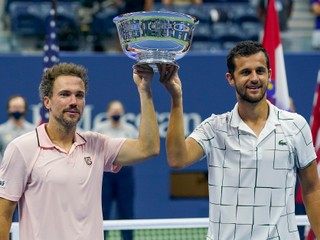 Chorvátsko-brazílsky pár Mate Pavič (vpravo) a Bruno Soares pózujú s trofejou pre víťazov mužskej štvorhry US Open.