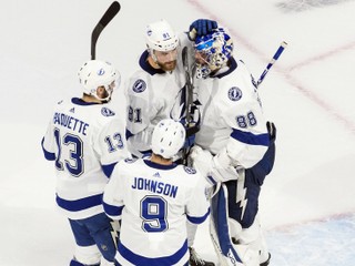 Erik Černák sa raduje so spoluhráčmi z víťazstva po zápase Tampa Bay - NY Islanders.