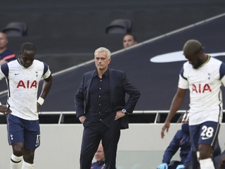 Tréner José Mourinho počas zápasu Tottenham - Everton.