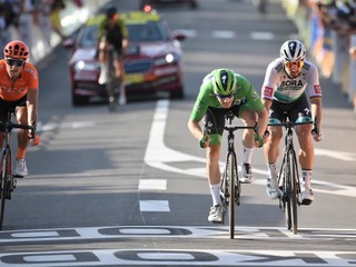 Zľava Matteo Trentin, Sam Bennett a Peter Sagan v cieli 19. etapy na Tour de France 2020.
