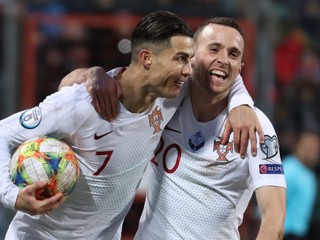 Diogo Jota (vpravo) spoločne s Ronaldom v reprezentačnom drese.