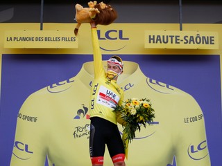 Tadej Pogačar vlastní žltý dres po 20. etape na Tour de France 2020.
