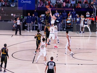 Anthony Davis rozhoduje zápas Los Angeles Lakers - Denver.