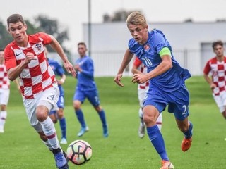 Timotej Jambor s kapitánskou páskou v reprezentácii Slovenska do 17 rokov.