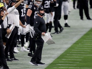 Tréner Jon Gruden počas zápasu NFL.