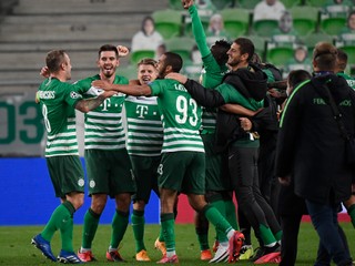 Futbalisti Ferencvárosu oslavujú postup do Ligy majstrov po remíze 0:0 s nórskym Molde.