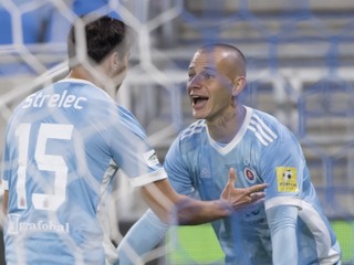 Na snímke gólová radosť hráčov Slovana, vľavo strelec gólu Dávid Strelec a vpravo Vladimír Weiss.