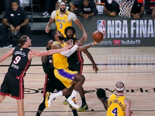 LeBron James (v strede) vo finále play off NBA Los Angeles Lakers - Miami Heat.