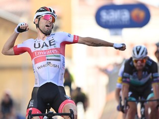 Diego Ulissi na Giro d'Italia 2020, za ním prichádza do cieľa Peter Sagan.