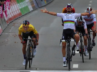 Julian Alaphilippe sa teší predčasne, víťazom klasiky Liege - Bastogne - Liege je Primož Roglič (vľavo).