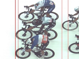 Peter Sagan (v strede) na cieľovej fotografii v 4. etape na Giro d'Italia 2020.