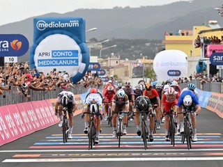 Peter Sagan finišuje v 4. etape na Giro d'Italia 2020.