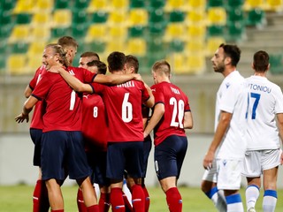 Radosť futbalistov Česka v zápase proti Cypru.
