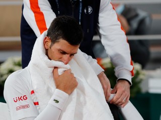 Novak Djokovič sa nechal ošetriť vo štvrťfinále Roland Garros. 