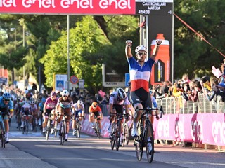 Arnaud Démare vyhráva šiestu etapu na Giro d'Italia 2020, Peter Sagan končí ôsmy.