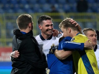 Futbalisti Severného Írska oslavujú víťazstvo v Bosne a Herecegovine.