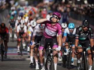 Arnaud Démare a v pozadí Peter Sagan vo finiši 7. etapy Giro d'Italia.