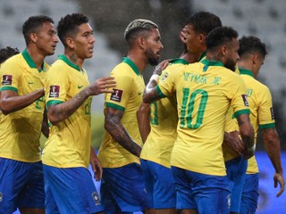 Radosť futbalistov Brazílie v zápase proti Bolívii. 